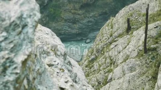 峡谷上的高山路径的马纳斯鲁电路跋涉。视频