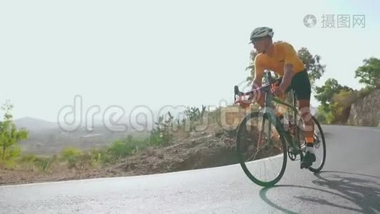 骑自行车的人在一条通向日落的开阔道路上视频