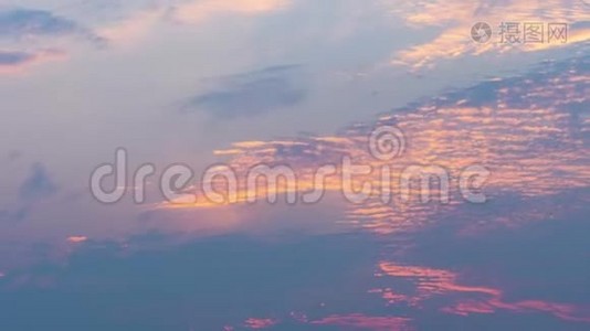 日落时橙色的云在天空中移动。蓝色的天空背景和红色的云。4K版本。时空云视频