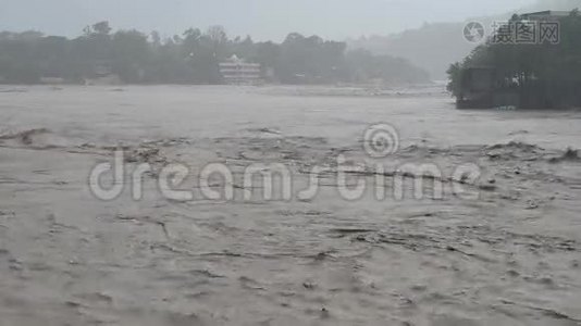 雨水和快速河视频