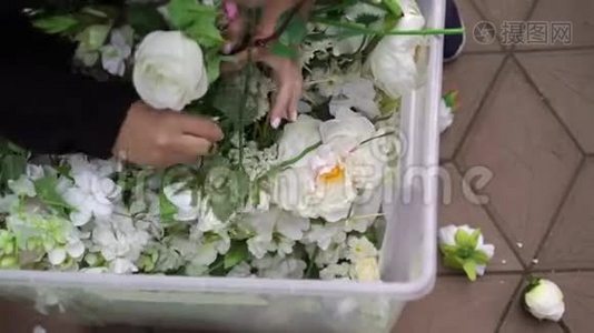 布置人工花卉装饰.. 年轻女子花艺制作组织DIY人造花、工艺和视频