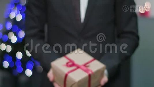 男人`手捧圣诞礼物视频