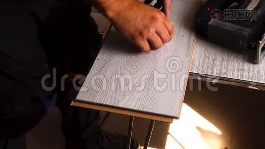 工人用铅笔在尺子上划一条线视频