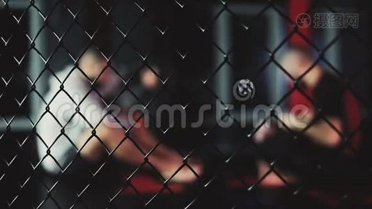 准备拳击的年轻拳击手。 无规矩不成方圆。 MMA视频