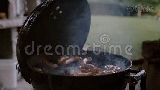 户外露台烧烤肉香肠视频