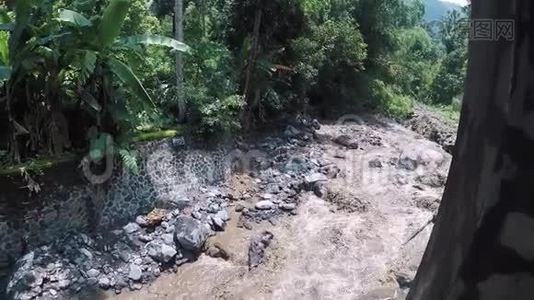 雨过后，一条肮脏的河流从丛林中的群山中消失了视频