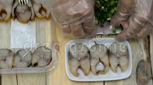 用烟熏鲭鱼制作自制小吃。视频