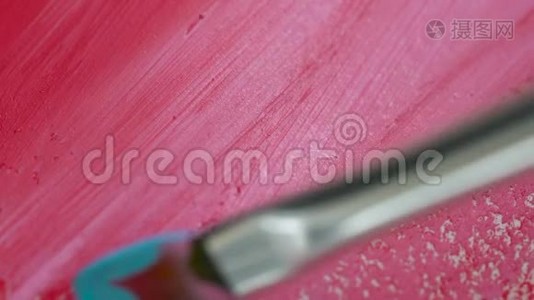 用画笔在白纸上描画，用明亮的粉红色和蓝色的丙烯酸颜料将其封闭起来视频