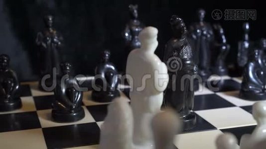 以斯拉夫哥萨克的形式出现的棋子站在黑暗背景下的棋盘上。视频