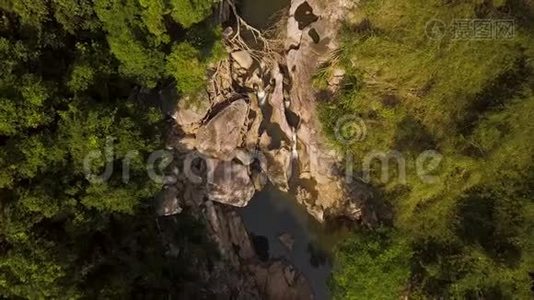 岩石河上的水流和绿色森林的空中镜头。 从飞行无人机可以看到清澈的河水。视频