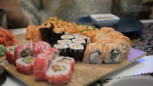 日本料理的概念.. 餐馆里的女孩吃寿司和卷视频