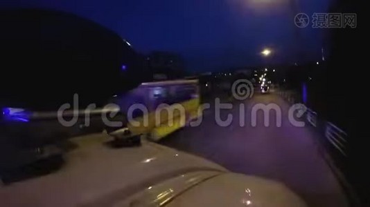 救护车在城市道路上快速行驶，明亮的灯光、交通视频