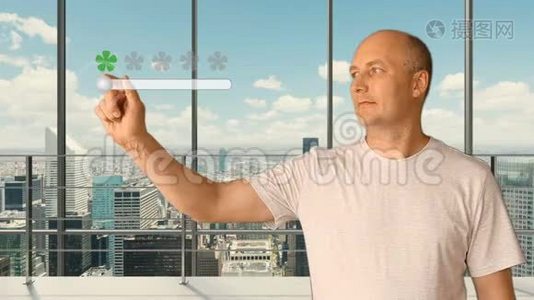 一个男人站在一个现代化的办公室与全景窗口设置评级虚拟屏幕。 服务评级5星视频