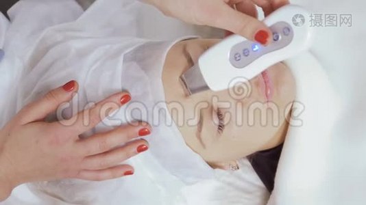 美容诊所超声深度面部清洁手术中的女性视频