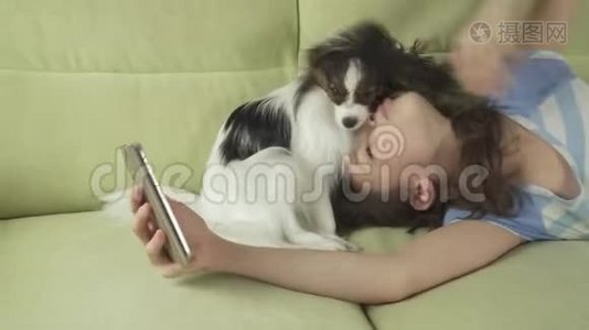 美丽快乐的少女在智能手机上与她的狗股票视频交流视频