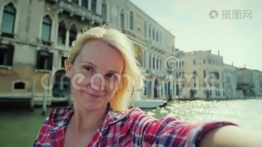 威尼斯大运河背景下的Selfi。 一个年轻的女人在视频上自杀。 意大利旅游业视频
