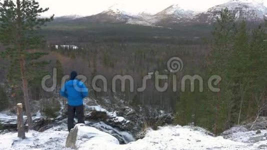 人在山路上旅行. 他遇到美丽的风景，欣赏美丽的景色。 引导一个积极健康的人视频