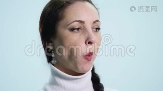女人用手指在白色背景下刷牙视频