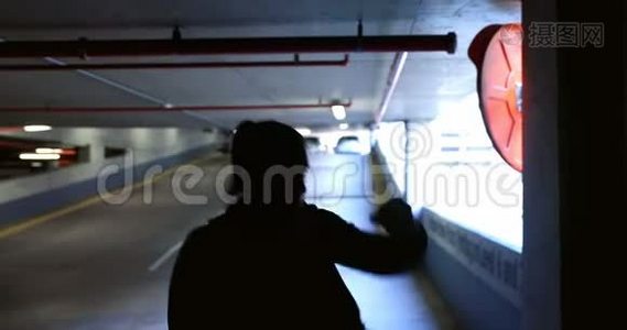 地下停车场4k女子练拳视频