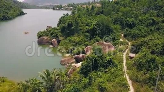 步行山和美丽的湖泊的空中观景小径，青山湖和石质海岸线被覆盖视频