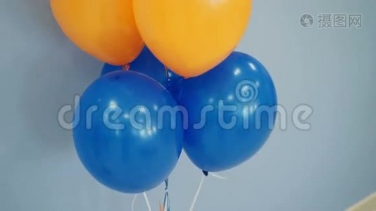 白色，橙色和蓝色气球.视频