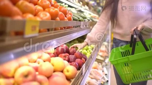 销售，购物，食品，消费主义和人的观念-女人带着袋子在杂货店买苹果视频