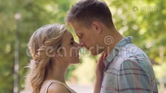 温柔的情侣在公园里轻轻拥抱，初恋和浪漫的关系视频