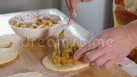 做饭。 在木板上准备馅料馅饼的女人视频