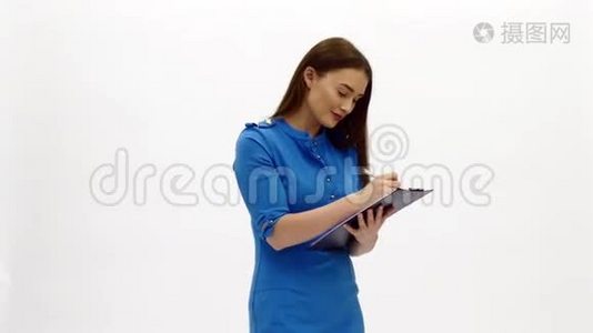 带平板电脑的蓝色礼服空中小姐视频