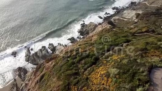 海浪冲击岩石海岸的高空俯视图视频