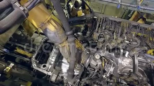 机器人在汽车厂制造车身的全景图视频