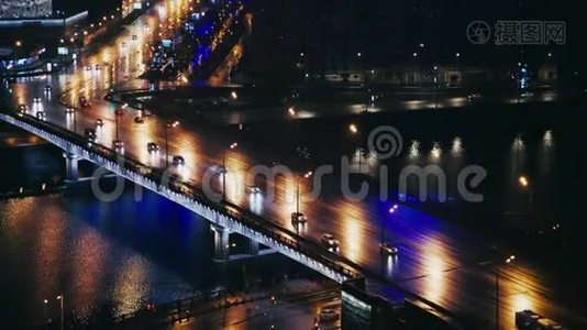 俄罗斯莫斯科阿尔巴特街附近的汽车，夏夜视频
