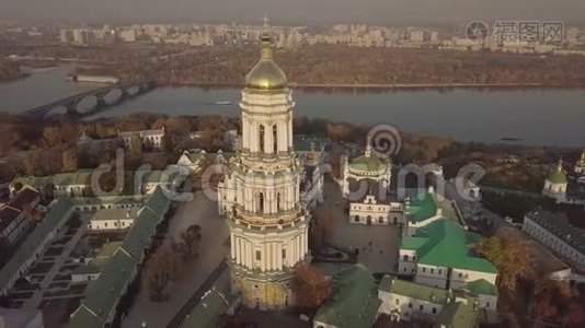 日落时可鸟瞰基辅Pechersk Lavra，可观赏Dnipro河视频