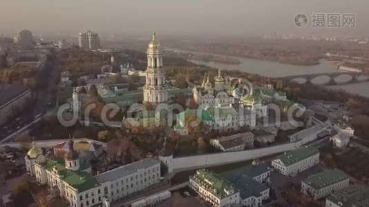 日落时可鸟瞰基辅Pechersk Lavra，可观赏Dnipro河视频