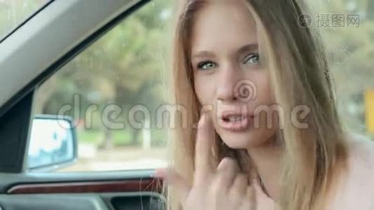 在车里震惊的女人视频