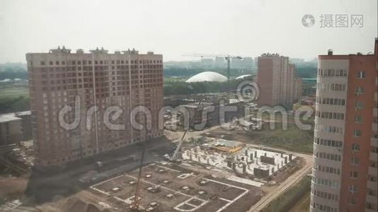 新建住宅工程开始时施工现场的延时视频.. 工人和机器移动得很快视频