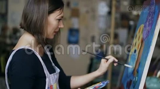 年轻的女画家在艺术学校的画布上画着静止的生活画面视频