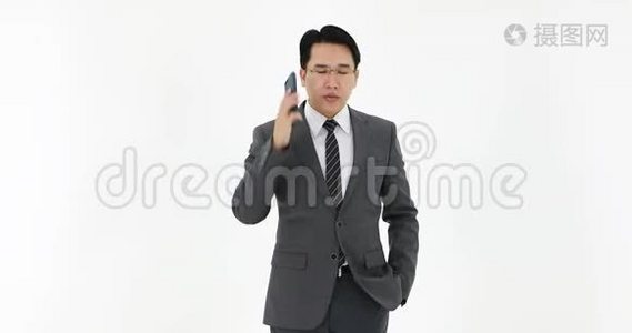 穿西装的商人用手机说话。视频