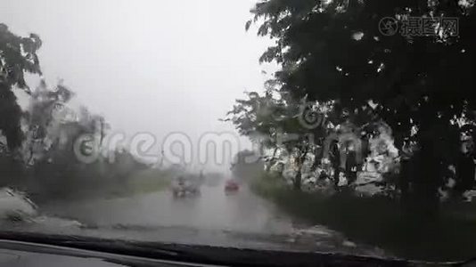 录像片段，在下雨的高速公路上开车，挡风玻璃上下雨视频