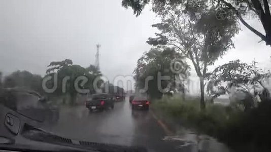 录像片段，在下雨的高速公路上开车，挡风玻璃上下雨视频