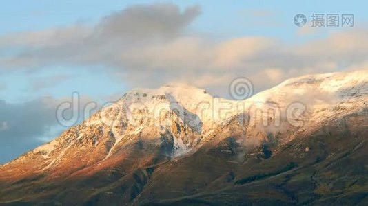 黄昏时白雪皑皑的山视频