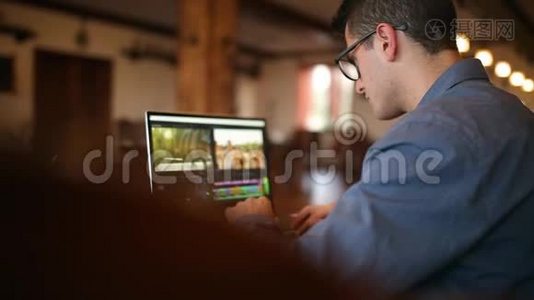 自由职业者视频编辑工作在笔记本电脑与电影编辑软件。 摄影师vlogger或博主相机视频