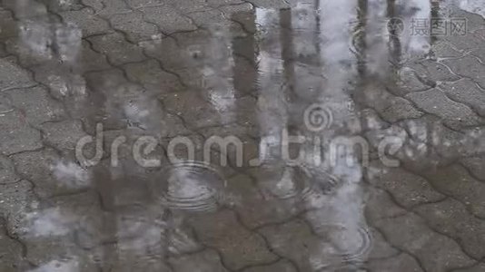 瓦路上的水坑.. 小雨点。视频