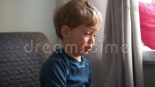 心烦意乱的小男孩拥抱他的母亲，在家里哭视频