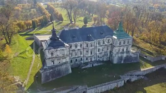 从鸟瞰`老皮迪希蒂城堡，乌克兰视频