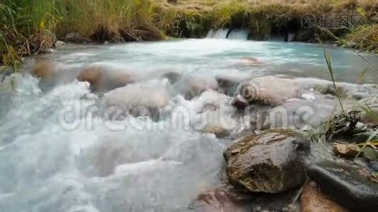 硫酸氢-钙石膏水透明，淡蓝色的泉水。 矿物关键硫化氢视频