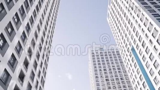 摩天大楼顶着蓝天.. 框架。 下面的视图视频
