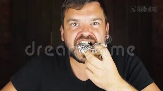 一个饥饿的年轻人吃甜甜圈的肖像视频