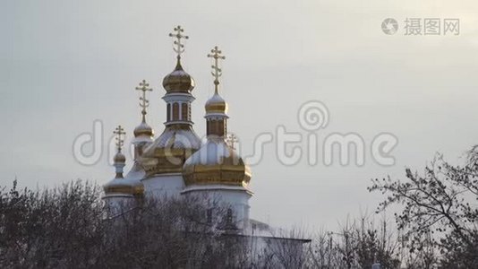 大的，美丽的教堂，雪躺在金色的圆顶上，清澈灰色的天空背景。 库存。 冬季景观视频