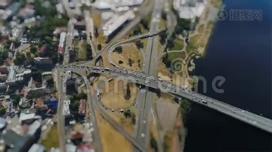 交通桥无人驾驶飞机时间推移高架桥在里加市小型工程视频